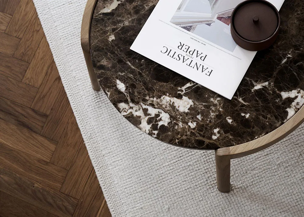 Interior escandinavo tranquilo con sofá de terciopelo azul (67 m²) - Gallery image 3