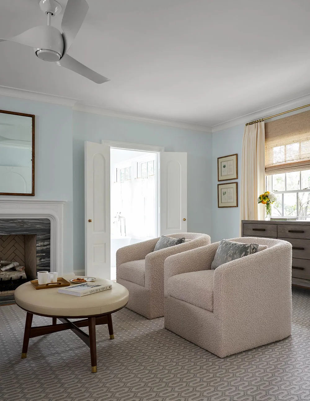 Leichte Pastelltöne und Wandpapiere in der Gestaltung eines schönen Hauses in Texas - Gallery image 6