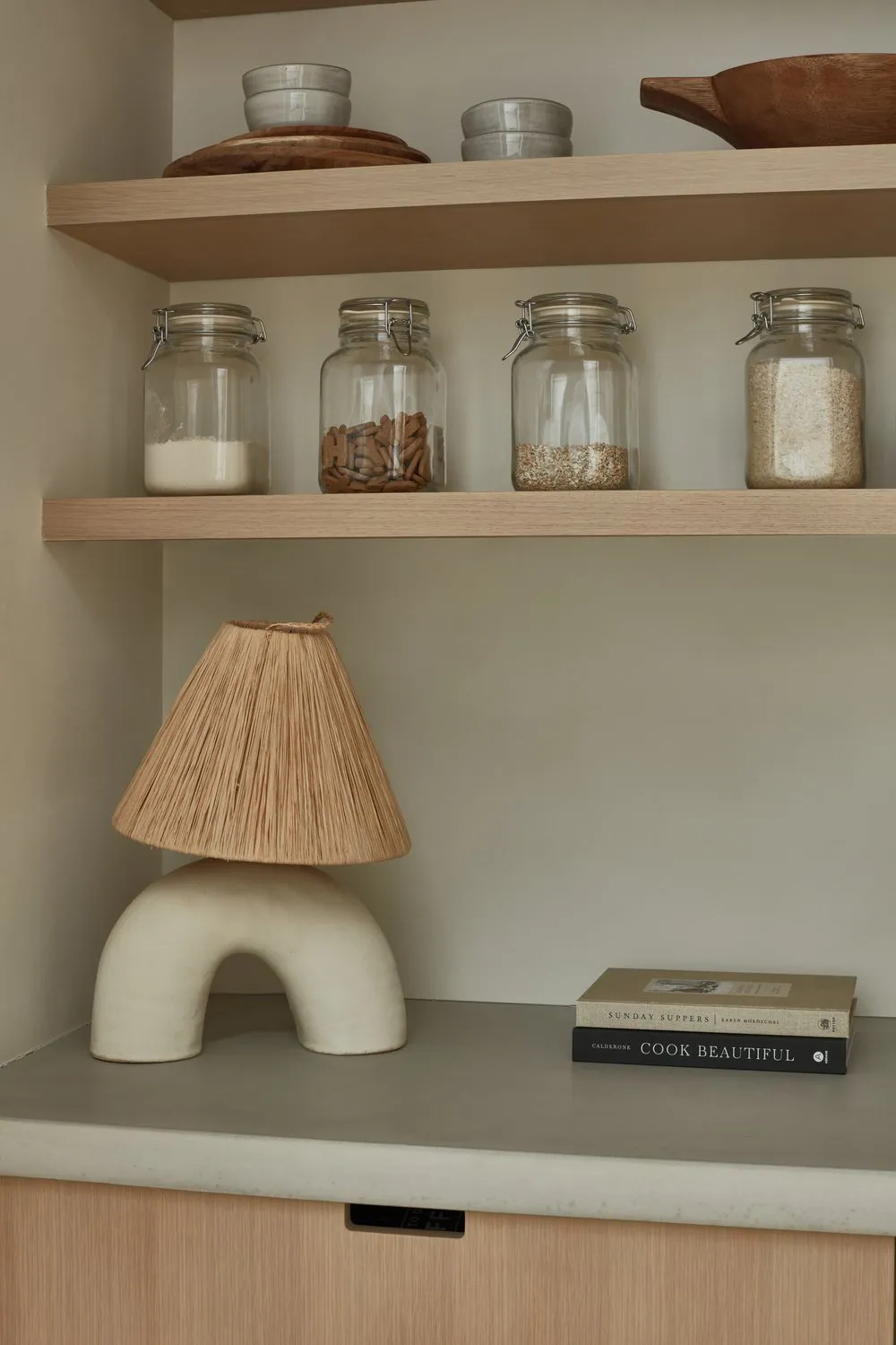 अमेरिका के जंगलों में स्थित एक आधुनिक कॉटेज का नरम, एकरंग आंतरिक दृश्य - Gallery image 21