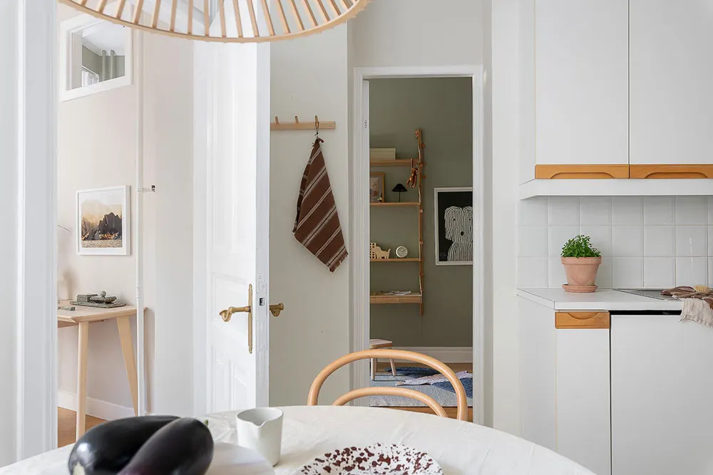 Світлий скандинавський інтер'єр із яскравими настінними постерами - Gallery image 24