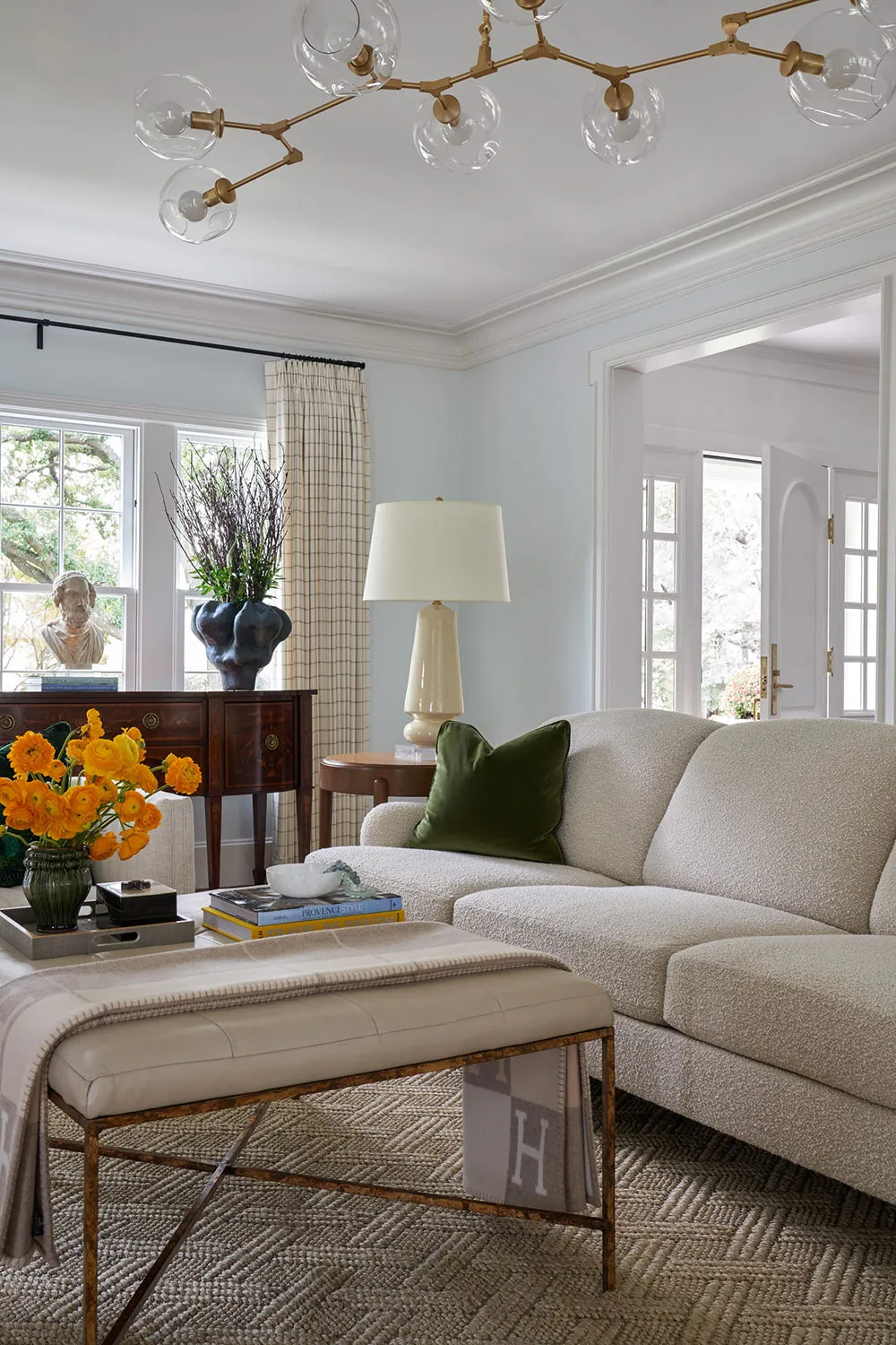 Leichte Pastelltöne und Wandpapiere in der Gestaltung eines schönen Hauses in Texas - Gallery image 16