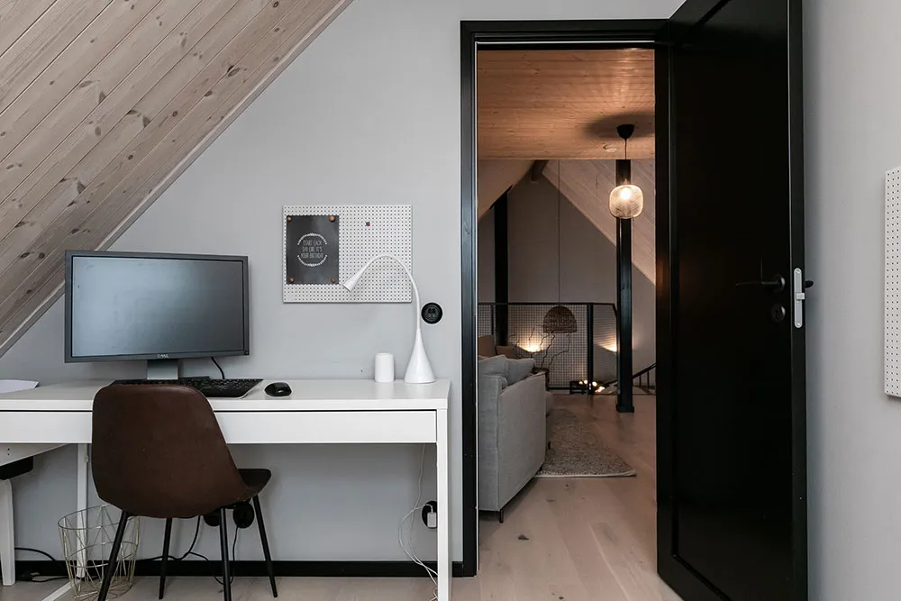 Cottage noir avec intérieur industriel - Gallery image 22