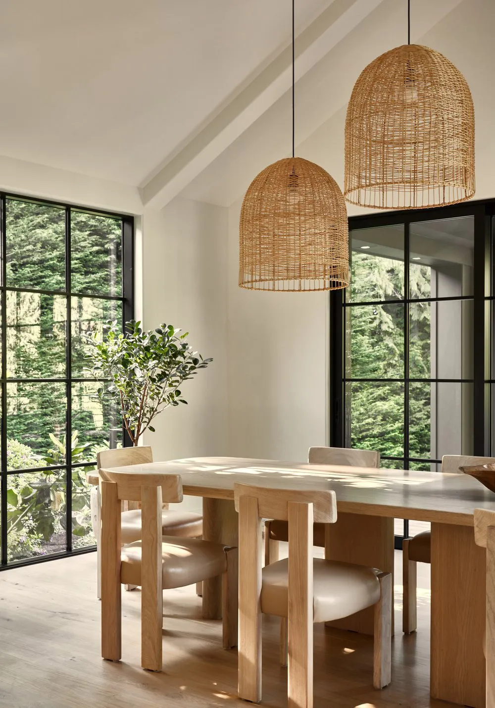 अमेरिका के जंगलों में स्थित एक आधुनिक कॉटेज का नरम, एकरंग आंतरिक दृश्य - Gallery image 4