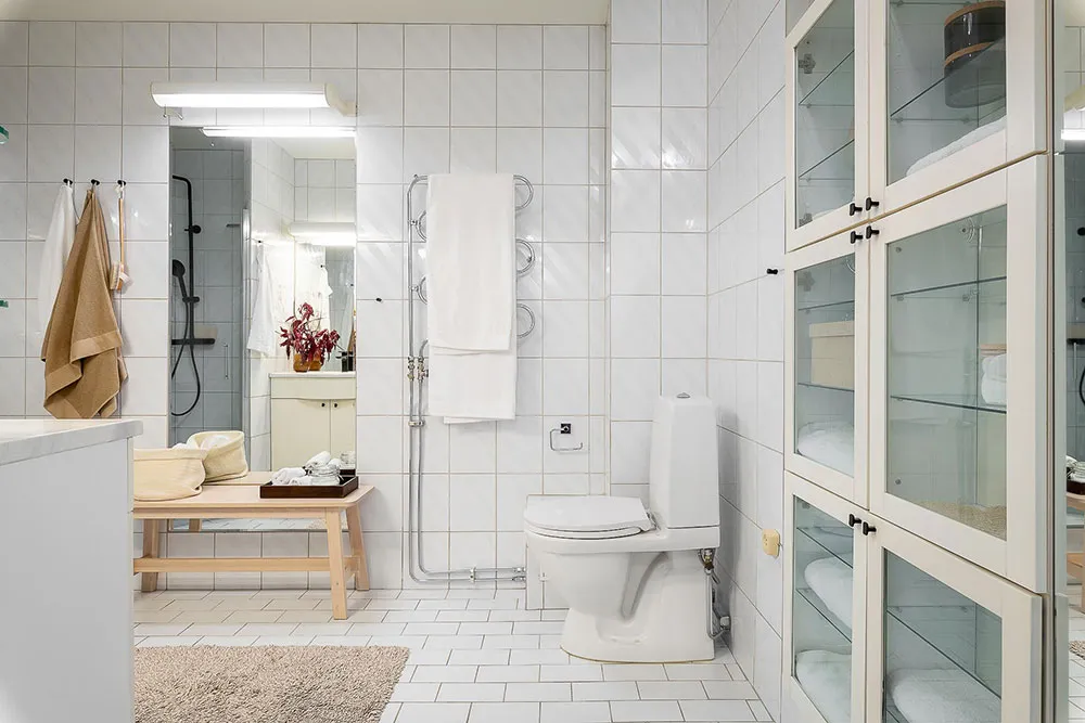 Світлий скандинавський інтер'єр із яскравими настінними постерами - Gallery image 30