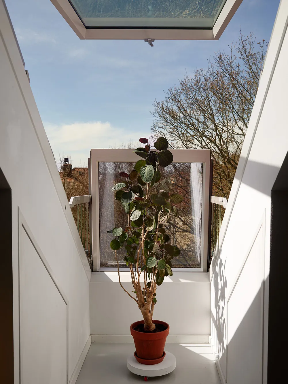 Уютная маленькая мансарда в Стокгольме с красочной мебелью (42 кв. м) - Gallery image 5