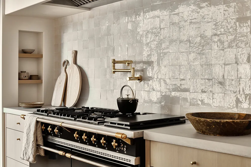 अमेरिका के जंगलों में स्थित एक आधुनिक कॉटेज का नरम, एकरंग आंतरिक दृश्य - Gallery image 20