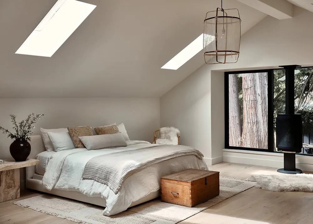 अमेरिका के जंगलों में स्थित एक आधुनिक कॉटेज का नरम, एकरंग आंतरिक दृश्य - Gallery image 27