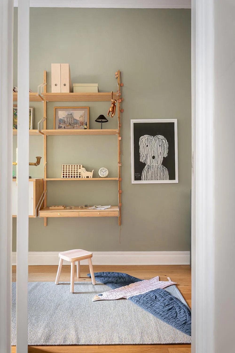 Світлий скандинавський інтер'єр із яскравими настінними постерами - Gallery image 25