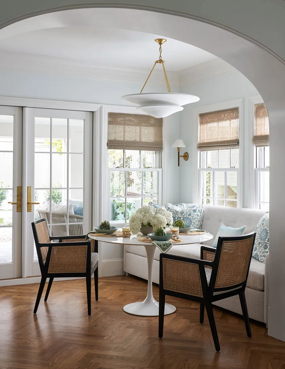 Leichte Pastelltöne und Wandpapiere in der Gestaltung eines schönen Hauses in Texas - Gallery image 17