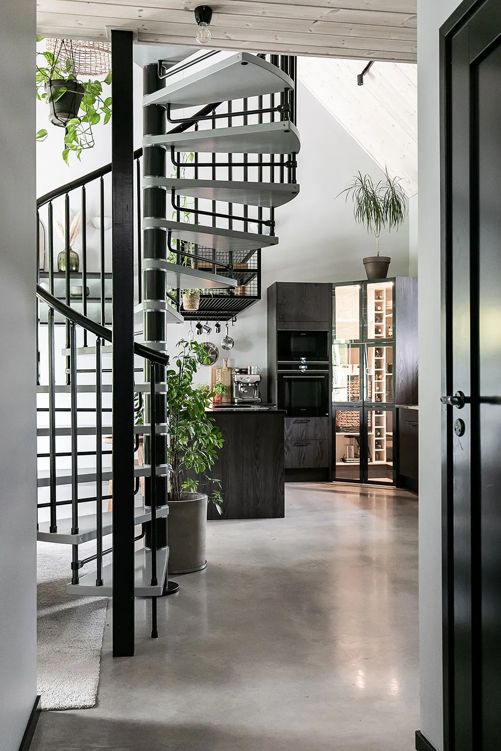 Cottage noir avec intérieur industriel - Gallery image 19