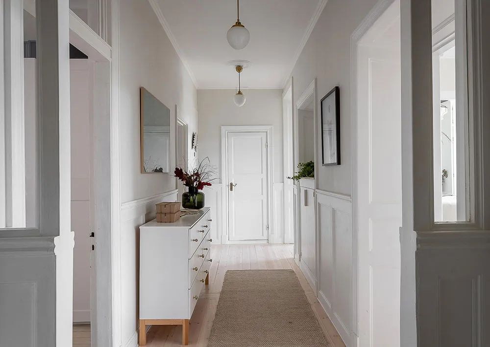 Світлий скандинавський інтер'єр із яскравими настінними постерами - Gallery image 29