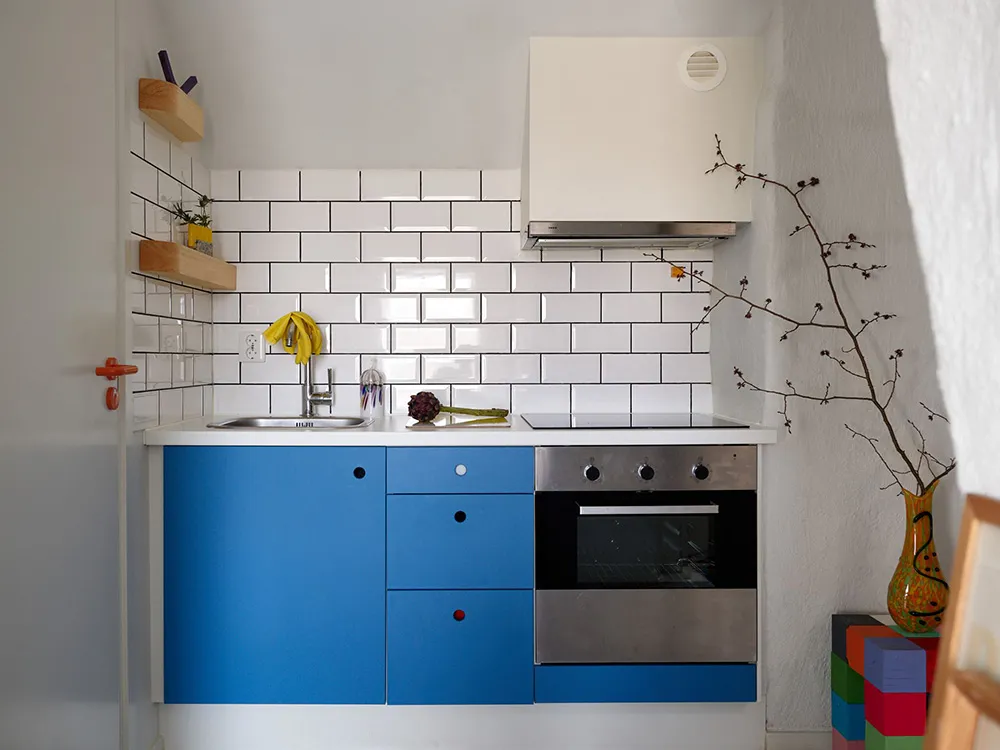 Уютная маленькая мансарда в Стокгольме с красочной мебелью (42 кв. м) - Gallery image 17