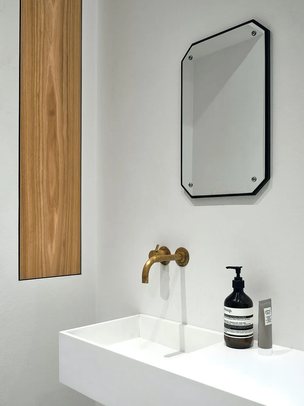 Сміливі відтінки та стильний дизайн квартири в відомому будинку в Копенгагені - Gallery image 11