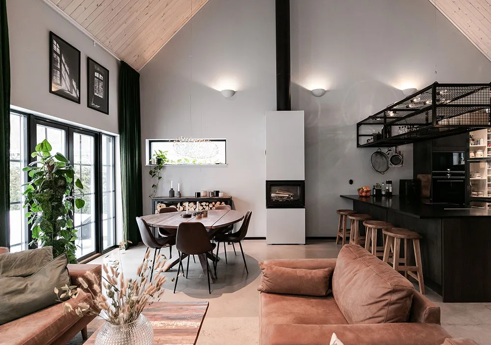 Cottage noir avec intérieur industriel - Gallery image 2