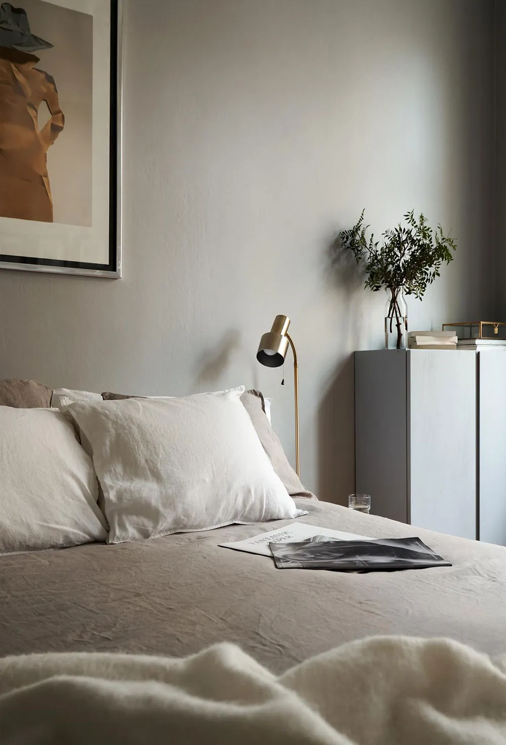 Interior escandinavo tranquilo con sofá de terciopelo azul (67 m²) - Gallery image 6