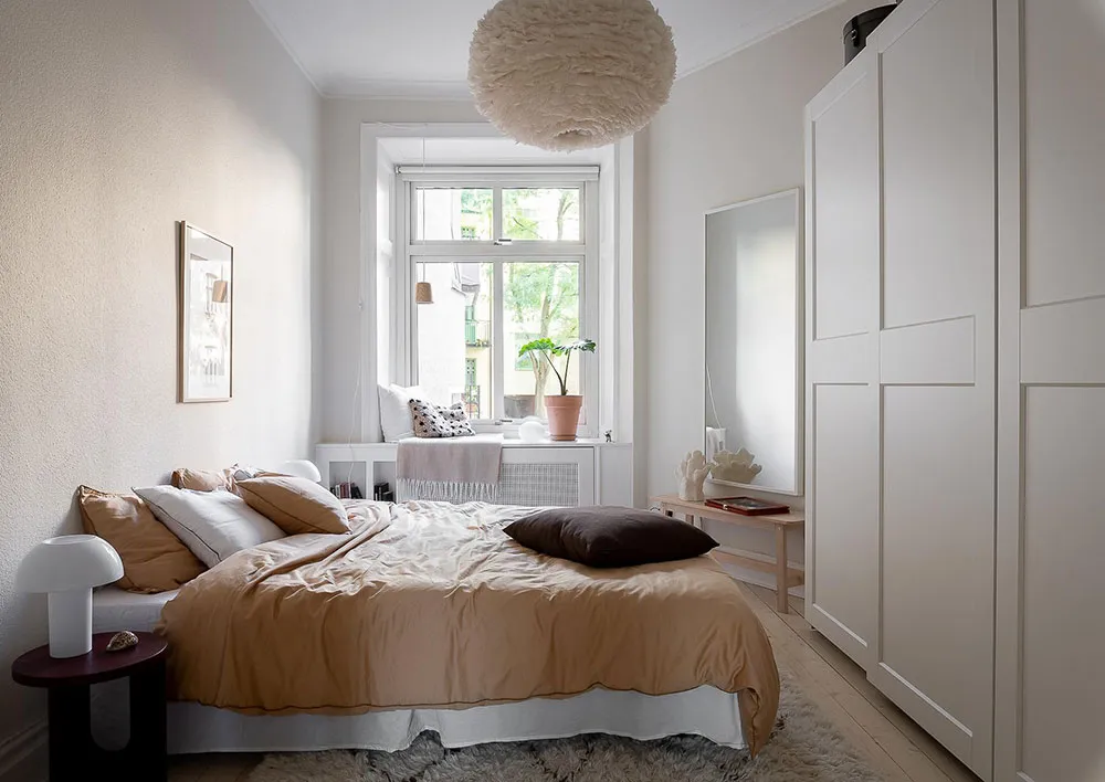 Світлий скандинавський інтер'єр із яскравими настінними постерами - Gallery image 18