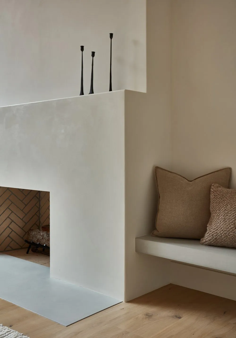 अमेरिका के जंगलों में स्थित एक आधुनिक कॉटेज का नरम, एकरंग आंतरिक दृश्य - Gallery image 15