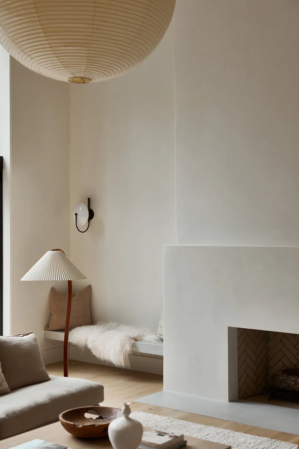 अमेरिका के जंगलों में स्थित एक आधुनिक कॉटेज का नरम, एकरंग आंतरिक दृश्य - Gallery image 12