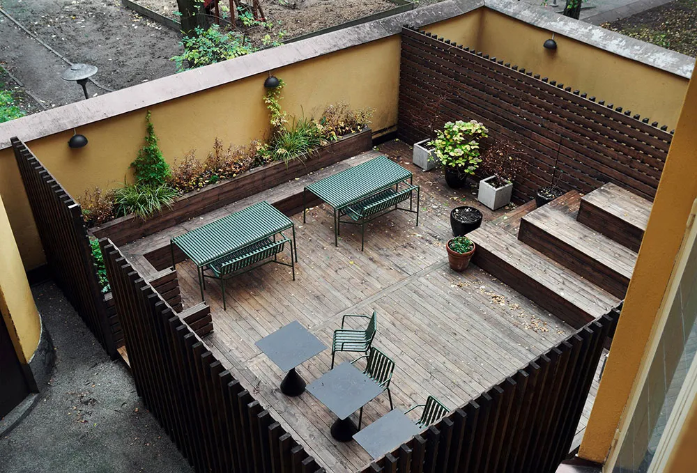 Interior escandinavo tranquilo con sofá de terciopelo azul (67 m²) - Gallery image 13