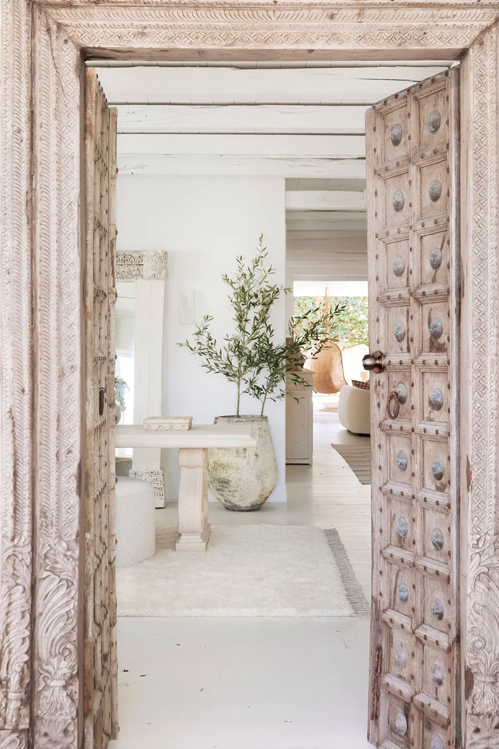 Beautiful white interior with ocean view in Australia - Gallery image 1