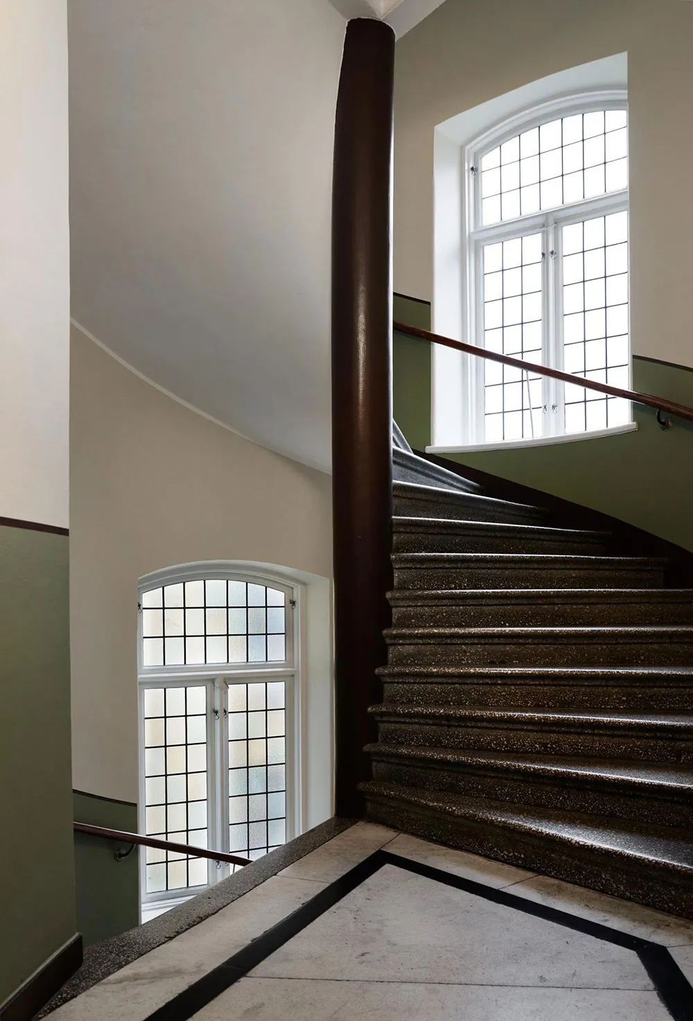 Interior escandinavo tranquilo con sofá de terciopelo azul (67 m²) - Gallery image 16