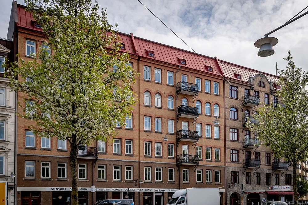 Стильная деревянная кухня и мягкая цветовая гамма: красивая квартира в Гётеборге (91 кв. м) - Gallery image 28