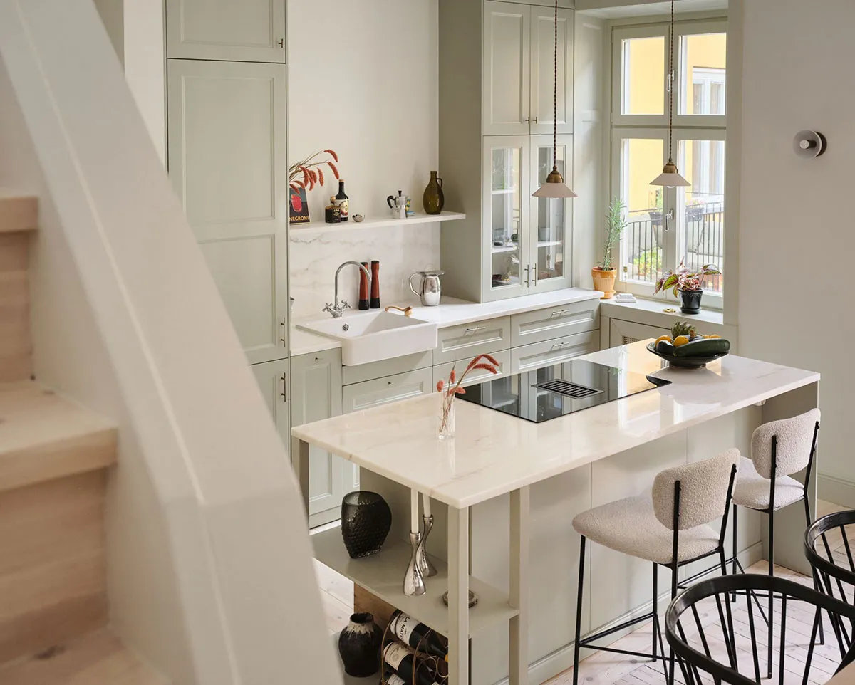 Légères touches pastel et mansarde : appartement à deux niveaux en Suède