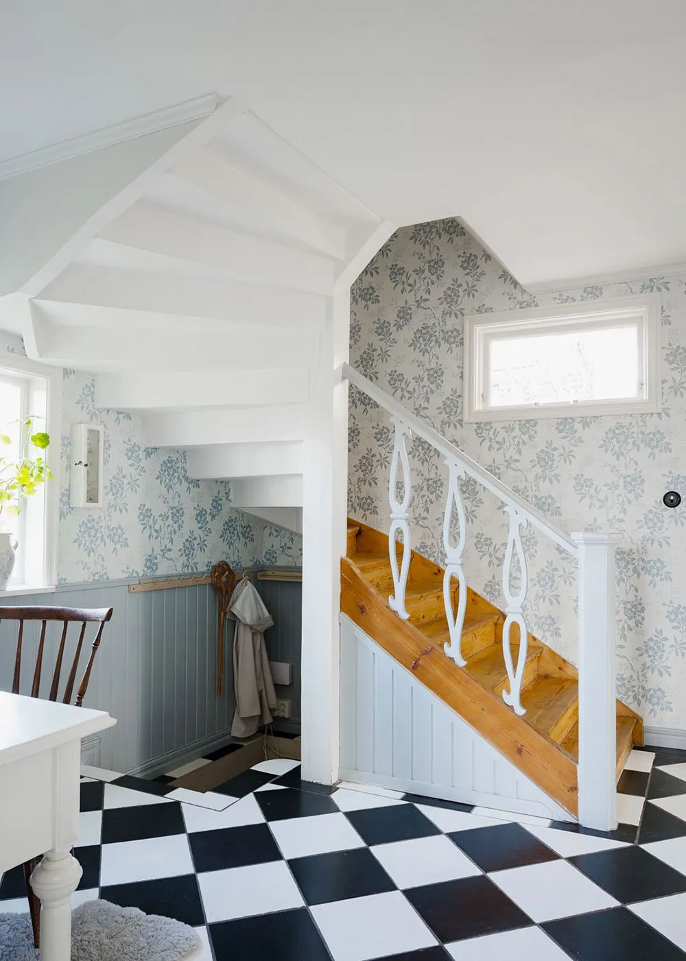 Очаровательная желтая дача с синей кухней в Швеции - Gallery image 34