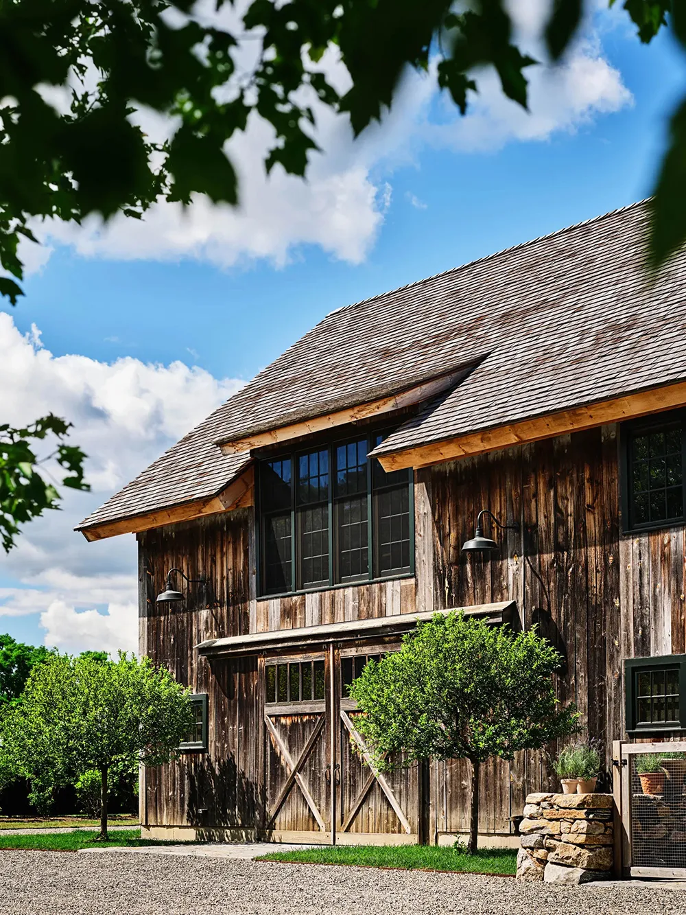 Décoration audacieuse dans les intérieurs chaleureux d'un ancien granier à Connecticut - Gallery image 1