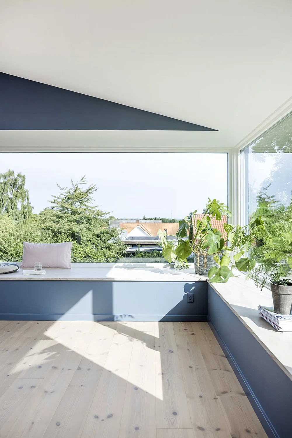 Refrescantes tonos azules en el exterior y diseño de casa en Dinamarca - Gallery image 7