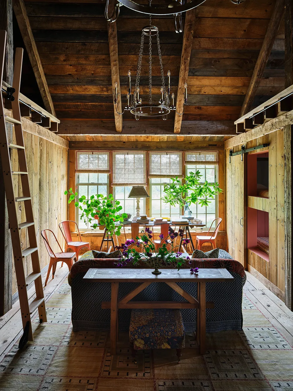 Décoration audacieuse dans les intérieurs chaleureux d'un ancien granier à Connecticut - Gallery image 4