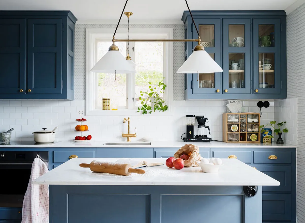 Очаровательная желтая дача с синей кухней в Швеции - Gallery image 5