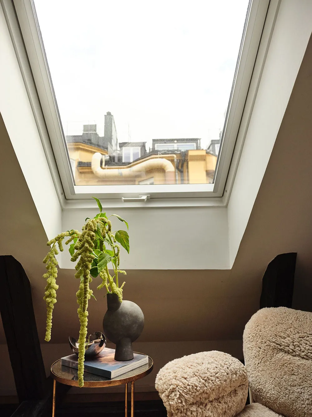 Légères touches pastel et mansarde : appartement à deux niveaux en Suède - Gallery image 21