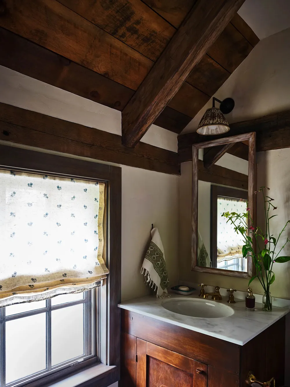 Décoration audacieuse dans les intérieurs chaleureux d'un ancien granier à Connecticut - Gallery image 10