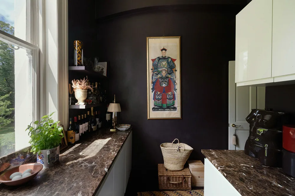 Paredes oscuras y mucho decorado: un interior atmosférico de una casa victoriana en Londres - Gallery image 12