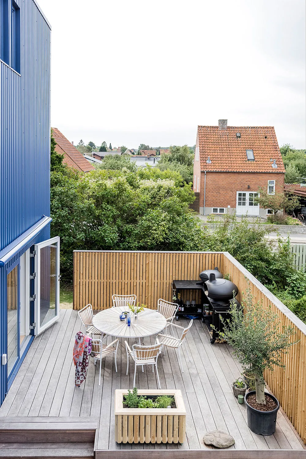 Refrescantes tonos azules en el exterior y diseño de casa en Dinamarca - Gallery image 1