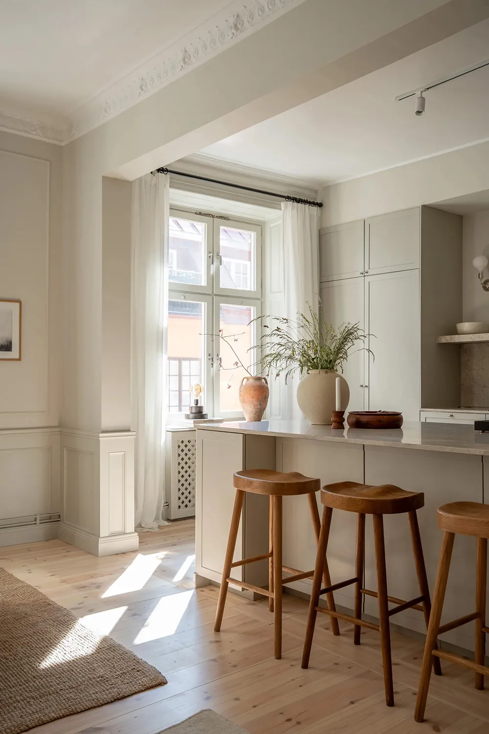 Natural Light and Soft Palette: The Quiet Beauty of Scandinavian Interior - Gallery image 1