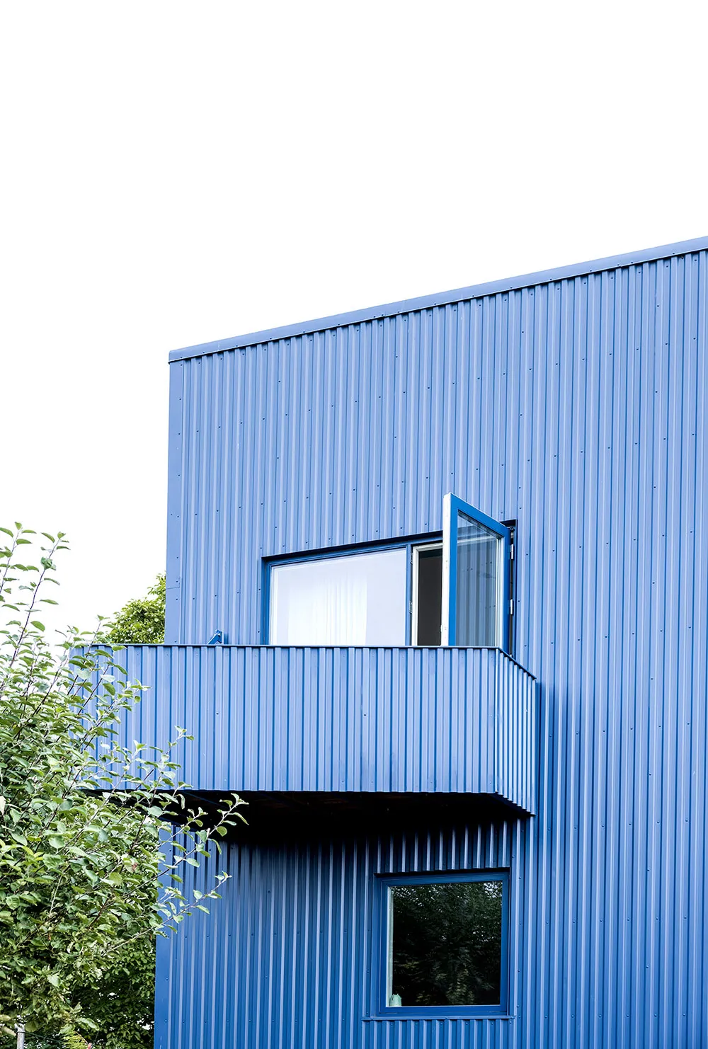 Refrescantes tonos azules en el exterior y diseño de casa en Dinamarca - Gallery image 2