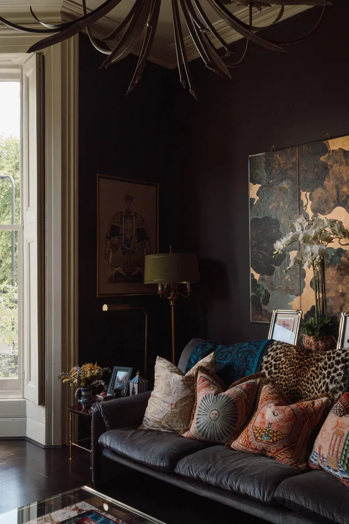 Paredes oscuras y mucho decorado: un interior atmosférico de una casa victoriana en Londres - Gallery image 5