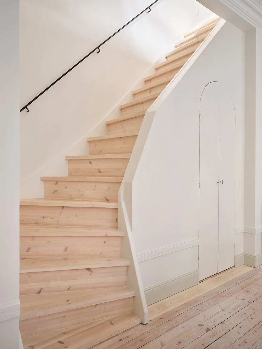 Légères touches pastel et mansarde : appartement à deux niveaux en Suède - Gallery image 19