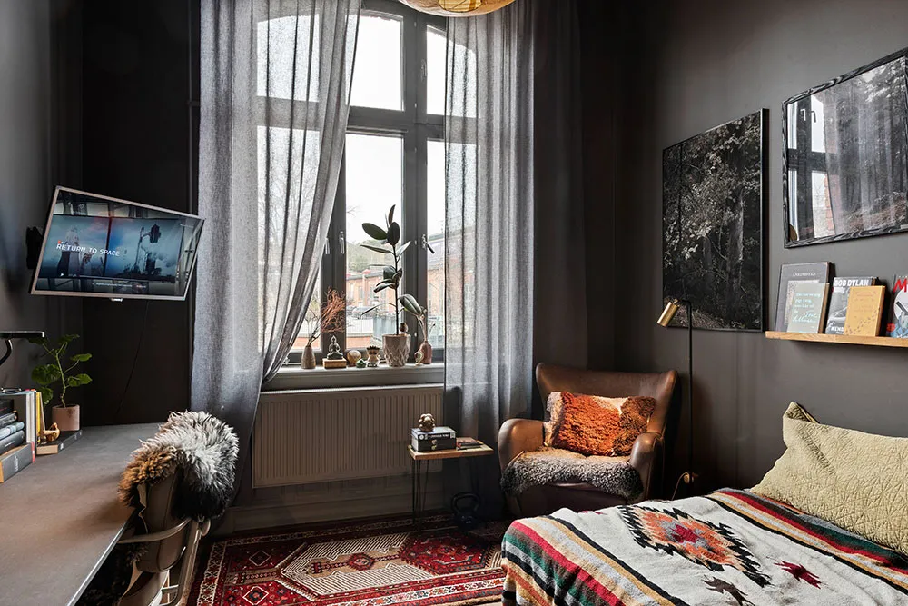 Atmospheric Gamma and Interesting Wall Decor in Swedish Apartment Design - Gallery image 21