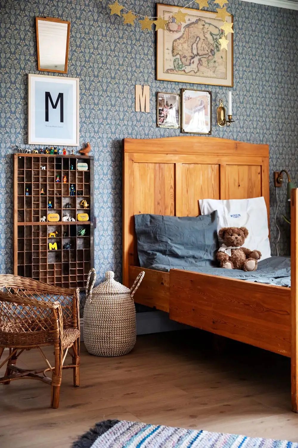 Fenêtres, trouvailles de marchés aux puces et mobilier ancien : un cottage charmant des années 1920 en Suède - Gallery image 7