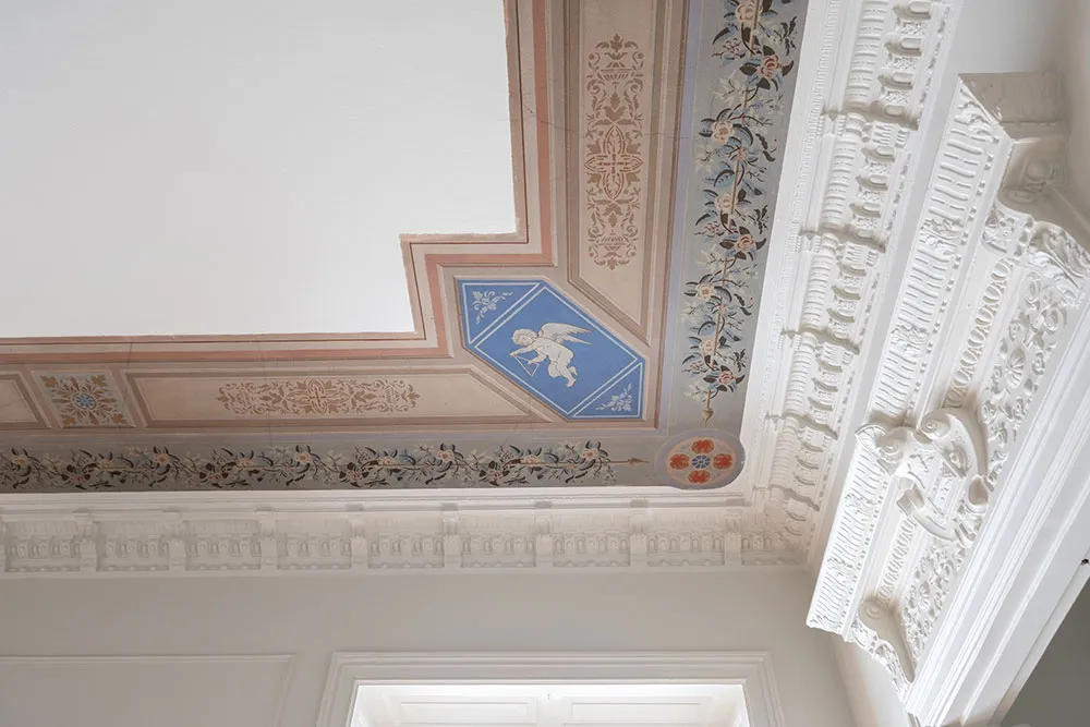 Techo pintado y ricura de molduras: la clásica moderna sueca - Gallery image 2