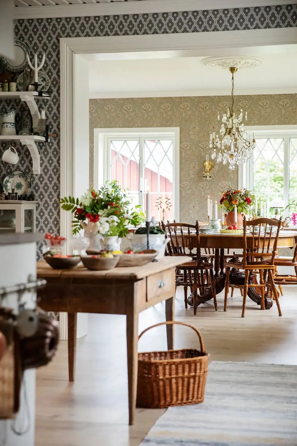 Fenêtres, trouvailles de marchés aux puces et mobilier ancien : un cottage charmant des années 1920 en Suède - Gallery image 8