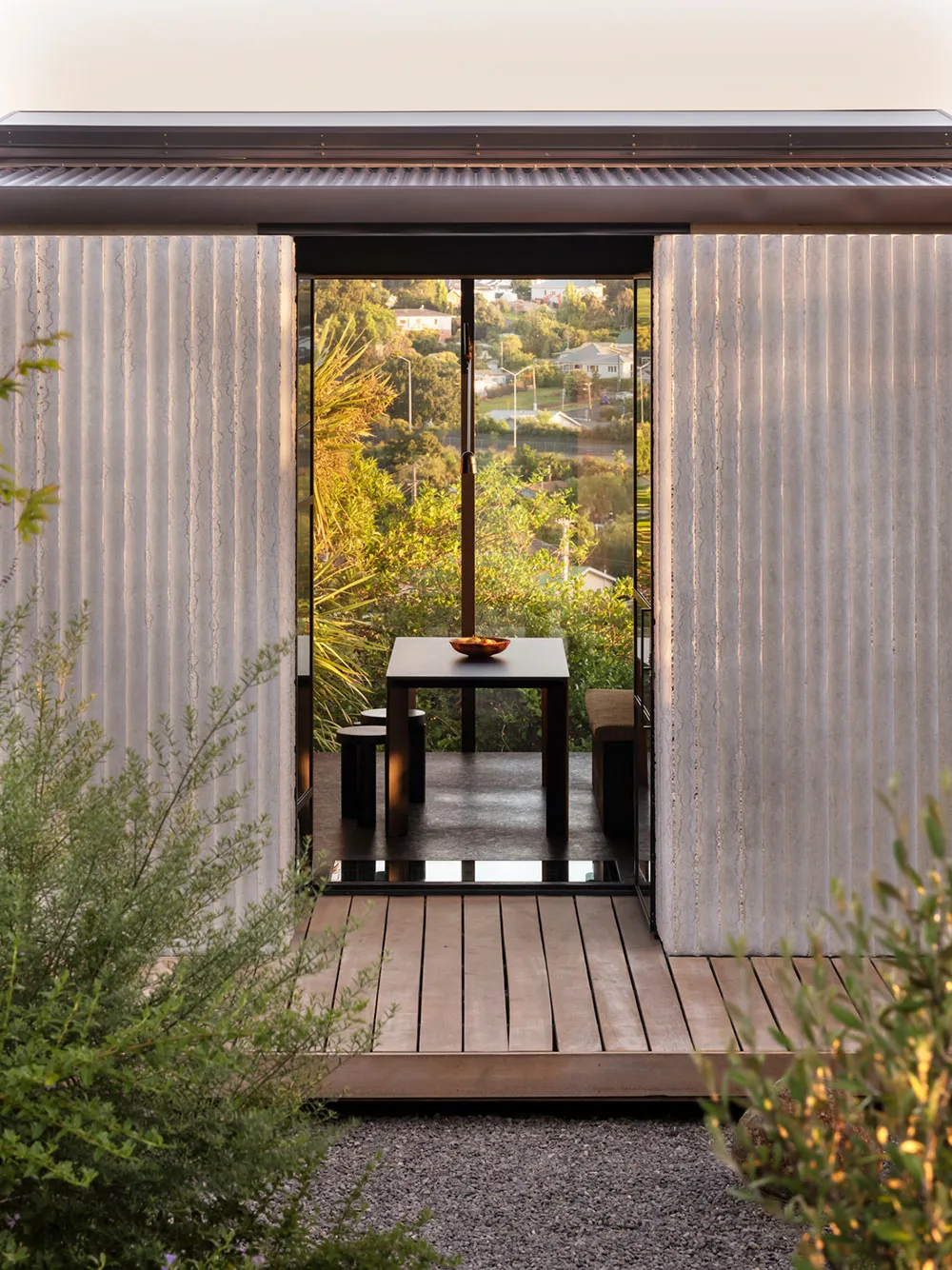 Kleines modernes Haus auf einem Hügel in Neuseeland - Gallery image 1