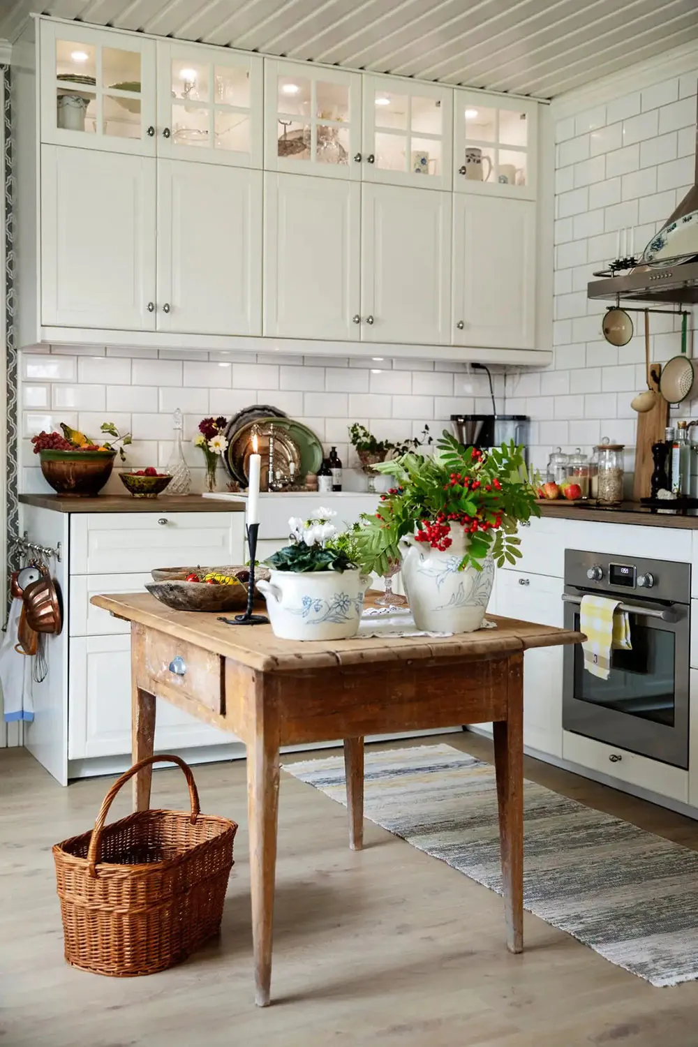 Fenêtres, trouvailles de marchés aux puces et mobilier ancien : un cottage charmant des années 1920 en Suède - Gallery image 9