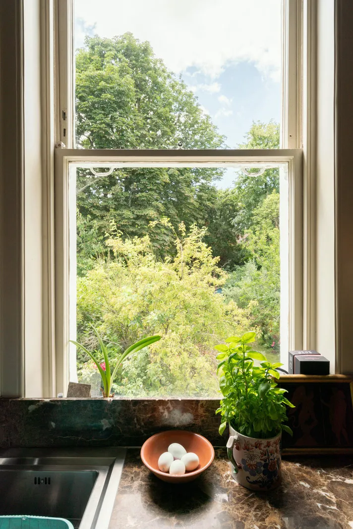 Paredes oscuras y mucho decorado: un interior atmosférico de una casa victoriana en Londres - Gallery image 14