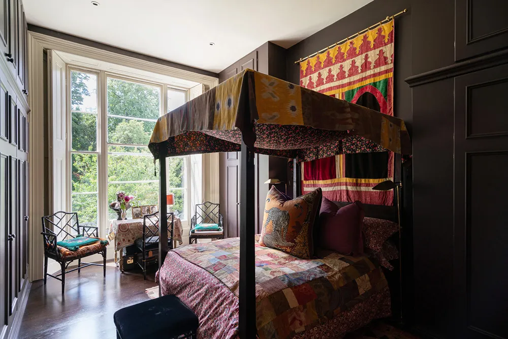 Paredes oscuras y mucho decorado: un interior atmosférico de una casa victoriana en Londres - Gallery image 16