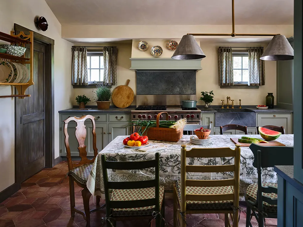 Décoration audacieuse dans les intérieurs chaleureux d'un ancien granier à Connecticut - Gallery image 6