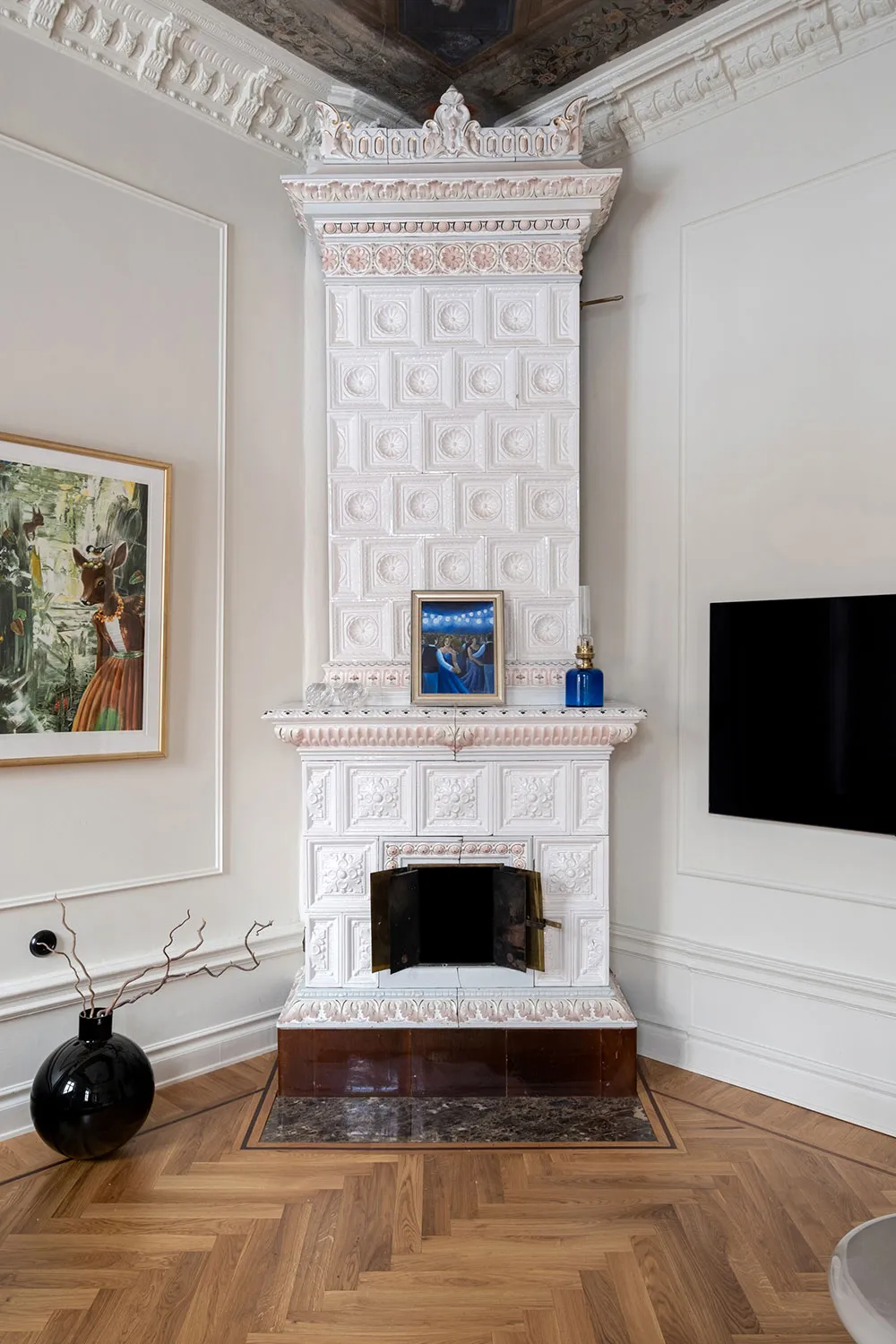 Techo pintado y ricura de molduras: la clásica moderna sueca - Gallery image 4